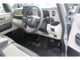 運転席と助手席も広々としています。足元もフラットな作りになっていて、のびのびと運転できます。