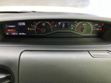 速度計や各種表示が運転席前方にまとまり、走行中に必要な情報を確認しやすい配置です。表示が見渡しやすく、日々の運転時に役立つメーター廻りです。