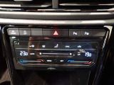 2ゾーンフルオートエアコンを装備。運転席と助手席、それぞれ独立して温度の設定ができます。