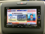 テレビ番組を画面で視聴できる装備です。停車中の休憩時間や待ち合わせの合間に映像を楽しめるため、車内で過ごす時間の活用にも役立ちます。視聴は停車中にお楽しみください。