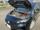 電気自動車ですのでモータールームです。ヘッドカバーのように見えるのはインバーターユニットです。起動用の12Vバッテリーを備えています。