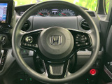 握りやすいステアリングは、操作性と快適性を追求。スムーズなハンドリングを実現し、運転の楽しさを高めます。手に馴染む形状です。