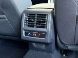 運転席・助手席・後席で個別に温度調整が可能な3ゾーンフルオートエアコン。乗る人それぞれに快適な空調を提供します。