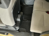 しっかりと汚れ、砂ぼこりを落とし足元まで清潔な車内空間を作り上げております♪
