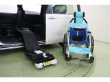 サイドアクセス車の専用車いすの操作手順は、ドアを全開にしてワイヤードリモコンの下降スイッチを押し続け、サイドアクセスユニットを引き出します。