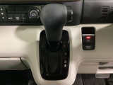 CVT車のセレクトレバーです。低速から高速まで、変速ショックのないスムーズな走りと、エンジン効率のよい領域を維持して燃費にも貢献します。サイドブレーキはスイッチ操作の電子制御パーキングブレーキです。
