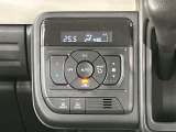 【オートエアコン】一度お好みの温度に設定すれば、車内の温度を検知し風量や温度を自動で調整。暑い&hellip;寒い&hellip;と何度もスイッチ操作をする必要はありません。快適な車内空間には必須の機能ですね♪