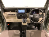 車内は光触媒抗菌消臭施工済です。インパネ周りはスタイリッシュなデザインで機能や装備も充実しています。グローブボックスやカップホルダーのほかにトレーなどたくさんの収納スペースが付いています。