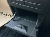 インパネ中央下に小物入れがあります