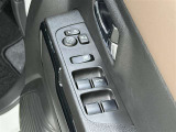 【パワーウィンドウ集中スイッチ】運転席のパワーウィンドスイッチ位置には運転以外の窓の開閉・ロック機能も付いています
