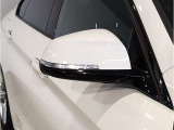 【BMWミラー】視認性の高いスタイリッシュなミラー。自動防眩機能も付いており夜間のドライビングをサポートします。