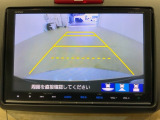 リバースギアに入れるだけで後方の表示へ切り替わります。夜間や雨の日の駐車も楽になりますよ。