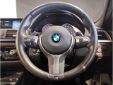 【ハンドル】ドライバーとBMW車の一体感がダイレクトに伝わるステアリングホイール。形状・太さへの拘りに加えて、操作性を高める為にスイッチ類も配置。クイックかつ安定のドライビングを体感下さい!