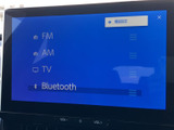 FM・AMラジオやテレビ、Bluetoothの選択項目が表示され、聴きたい音源を画面で確認しながら選べます。ドライブ中の音楽やラジオなど、日常の移動を楽しむ際に活用できます。