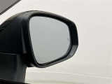 隣車線を走る車両をレーダーで検知し、ドアミラーでは確認しにくい後側方エリアに存在する車両に加え、急接近してくる車両も検知します。車両を検知するとドアミラーに搭載されたLEDインジケーターが点灯します。