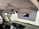 【サンバイザー】車内で身だしなみを整えるためのバニティミラーがセット。お化粧直しや髪型のチェックに活用できます。