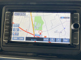 スマートフォン感覚で使いこなせるタッチディスプレイや、自然な対話で目的地を設定できる音声認識機能に対応したAVナビゲーションシステムです。ETC2.0と連動したリアルタイム交通情報も受信します。