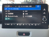 FMやAM、USB、Bluetooth Audioなど複数の音源が画面に並び、使いたい項目を選びやすい構成です。日常の移動でもお好みに合わせた音源選びに役立ちます。