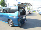 『ガラスハッチ』だけをバックドア本体と分割して開閉が可能です♪♪ 背後の狭い駐車場でも60センチ以上スペースがあれば、ちょっとした荷物の積み下ろしが簡単にできます♪♪