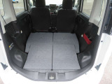 後席を倒すとしっかり荷物も積み込めます。