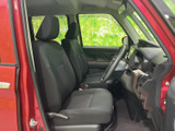 前席はシートと足元にゆとりが感じられ、乗り降りもしやすい開口部です。運転席から周囲を見渡しやすく、助手席の方にも落ち着いて過ごしていただける空間です。