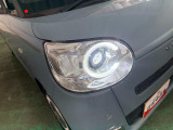 白く明るい光で夜間走行をサポートするLEDヘッドランプを搭載