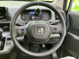 握りやすい形状で、左右のスイッチから運転中に必要な操作へアクセスしやすい設計です。視線を大きく外しにくく、日々の運転をサポートする便利な装備です。