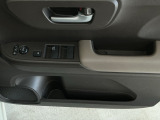 運転席のスイッチで全てのウィンドウの開閉操作を行うことができます。ロックボタンをONにしておくと、運転席以外のウィンドウは作動しないのでお子様を乗せているときなども安心ですね♪