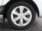 ◆純正ホイール装着車◆シンプルなデザインのホイールキャップ付きです。