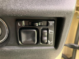 運転席から手の届きやすい位置にミラー調整用のスイッチを配置しています。左右の表示や調整方向が見分けやすく、乗車後のミラー合わせを行う際に便利です。