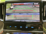 周囲の映像に加えて目安となるラインも表示され、駐車時の距離感や車両周辺を確認する際に役立ちます。視点切替の表示もあり、車庫入れや狭い場所での取り回しをサポートしてくれます。