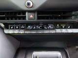 左右独立温度コントロールフルオートエアコンです。運転席、助手席それぞれで独立して温度設定ができます。冷え性の方が乗っても安心ですね♪