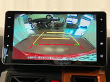 【バックカメラ】 駐車時に車両後方の様子を見ることができるので、運転の不安を軽くします。