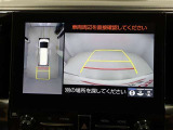 パノラミックビューモニターを装備。駐車場や交差点でクルマを真上から見るように周囲を確認できます。機能の詳細は販売店スタッフまでおたずねください。