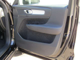 運転席ドアを開けた状態です。ドアトリムには各種スイッチ類をまとめて配置し、操作性にも配慮されたシンプルで使いやすいデザインとなっています。