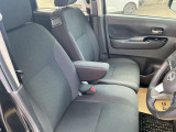 フロントシートにはセンターアームレスト付き、長時間の運転で疲れた腕を乗せてください。
