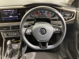 Volkswagen全車共通の上質な本革を使用した手触りのしっとりとしたステアリングです。唯一素肌が触れるハンドルは上位モデルと同じ握り心地になっております。