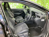 前席は左右にゆとりを感じる配置で、運転席から前方を見渡しやすいレイアウトです。落ち着いた色調のシートと足元で、日々の移動を快適に過ごせます。