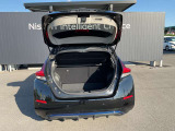 バックドアは大きく開きます。定員乗車時でも十分広いラゲッジスペースを確保しています