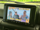 画面にはテレビ番組が表示されており、停車中の休憩時間に映像を楽しめます。字幕や画面の情報も見やすく、車内で過ごす時間をより充実させてくれます。