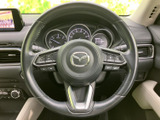 ステアリングには手元で扱えるスイッチが備わり、運転中も視線を大きく移さずに機能を選べます。握りやすい形状で、毎日の運転を支える扱いやすさもポイントです。