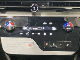 直線的で使いやすい、先進的なデザインのタッチパネル式オートエアコン!運転席、助手席、後席のトリプルゾーンで別々に温度設定ができるエアコン独立温度調整機能を搭載!