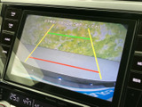 後方の映像にガイドラインが表示され、駐車時に車両と周囲との位置関係を確認しやすい装備です。目視で周囲を確認しながら活用でき、狭い駐車スペースでのバック操作をサポートします。