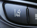 【レーンアシスト】ウィンカー操作を行わずに車線を逸脱する可能性がある場合に、ブザーとディスプレイ表示にて注意を喚起します。※道路環境やタイヤなどの状態によって使用できない場合があります。