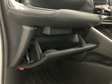 何かと便利なグローブボックス。メンテナンスノートや車検証、ちょっとしたメモと筆記用具等を入れておくとあればもしもの時にも便利ですね。