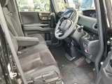 運転席まわりは視界が広く、前方や周囲を確認しやすい開放的な空間です。ゆったりとしたシートに肘掛けも備わり、日常の移動から長めのお出かけまで落ち着いてお過ごしいただけます。