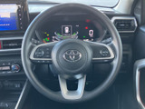 左右のスポークに操作ボタンがまとまり、運転姿勢を保ちながら手元で扱いやすい配置です。メーターも視線の先に収まり、日常の運転を快適にサポートします。