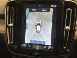 【360&deg;ビューカメラ】4台の高解像度カメラで360度の鳥瞰図を表示。隣の車や壁、死角にある障害物などを画面で確認できるため、狭いスペースでの駐車・出入りも安心です。