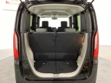 開口部も広く荷物の積み下ろしもしやすいお車となっております。シートの背もたれは5:5の割合で背もたれを可倒でき、前後のシートスライドもできるので荷室をひろげることができます。