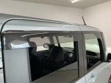 【ドアバイザー】雨の日でも窓を少し開けて換気可能!車内の空気を新鮮に保ちます♪アウトドアのシーンでは虫の侵入も防ぐ効果が役立ちます☆